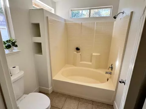 Bath - 14498 W G St, Kerman, CA 93630 photo 2 of 3
