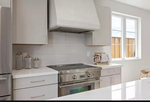 Kitchen - 577 Creekside Ct, Half Moon Bay, CA 94019 photo 4 of 4