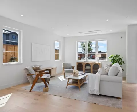 Living - 577 Creekside Ct, Half Moon Bay, CA 94019 photo 2 of 3