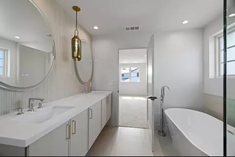 Bath - 577 Creekside Ct, Half Moon Bay, CA 94019 photo 2 of 3