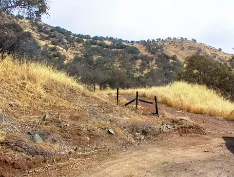 38 Recter Ln, Yokuts Valley, CA 93675 photo 2