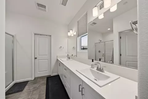 Bath - 777 Josephine Ave, Madera, CA 93636 photo 1 of 3