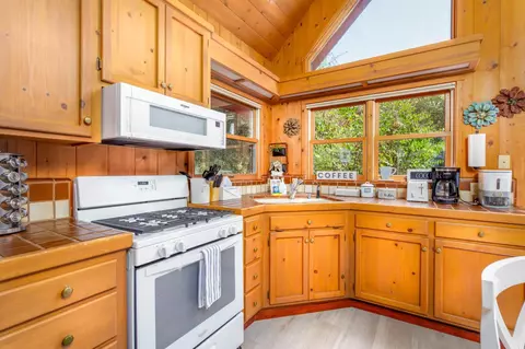 Kitchen - 44575 S Fork Dr, Three Rivers, CA 93271 photo 4 of 5
