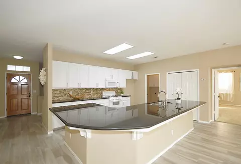 Kitchen - 1133 Cousins Ct, Lemoore, CA 93245 photo 2 of 7