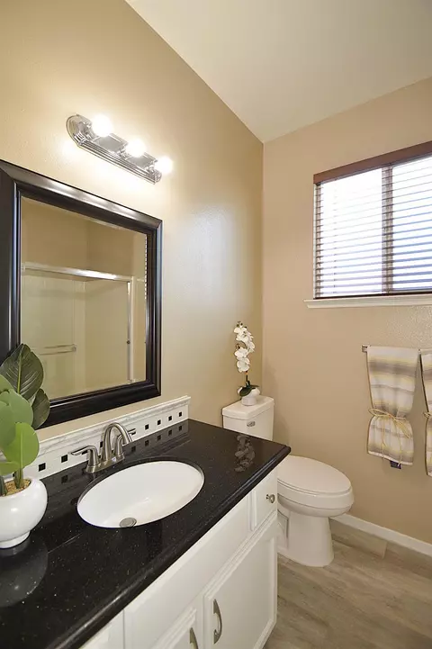 Bath - 1133 Cousins Ct, Lemoore, CA 93245 photo 5 of 7