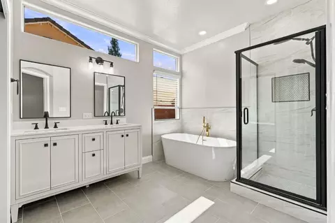Bath - 4910 N Crestmoor Ave, Clovis, CA 93619 photo 3 of 4