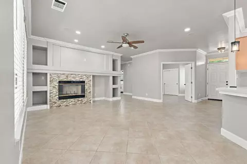 Living - 4910 N Crestmoor Ave, Clovis, CA 93619 photo 2 of 7