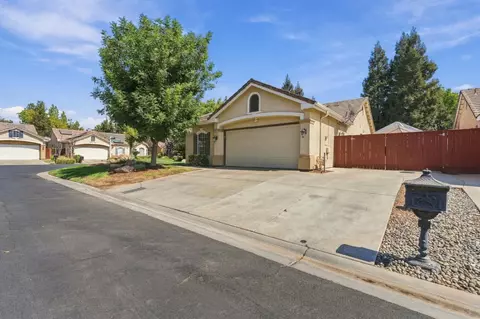 Exterior - 4910 N Crestmoor Ave, Clovis, CA 93619 photo 2 of 8