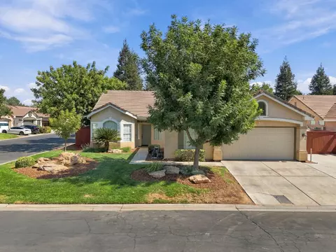 Exterior - 4910 N Crestmoor Ave, Clovis, CA 93619 photo 3 of 8