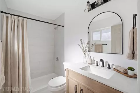 Bath - 1064 Carey Ave, Clovis, CA 93611 photo 3 of 4