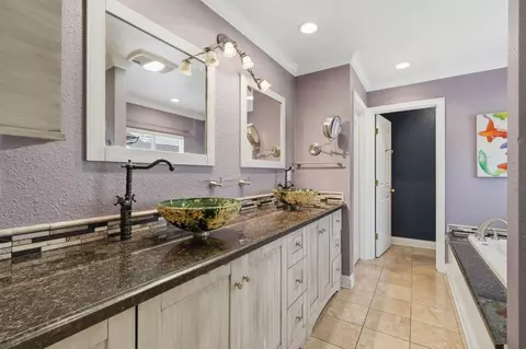 Bath - 4029 E Mdw, Visalia, CA 93292 photo 3 of 5