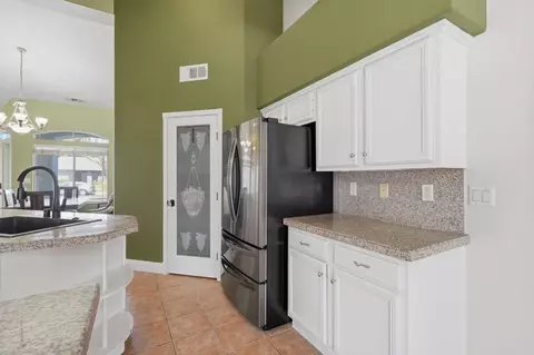 Kitchen - 4029 E Mdw, Visalia, CA 93292 photo 4 of 4