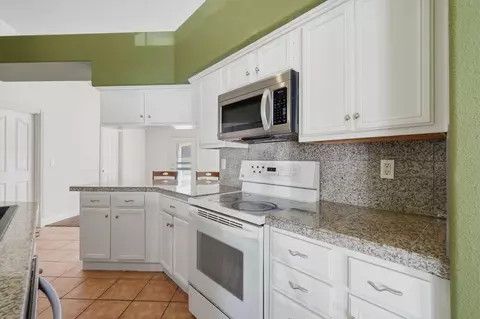 Kitchen - 4029 E Mdw, Visalia, CA 93292 photo 3 of 4