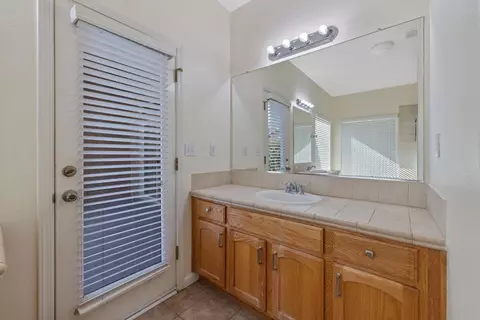 Entry Way - 1678 Hawthorn St, Lemoore, CA 93245 photo 7 of 8