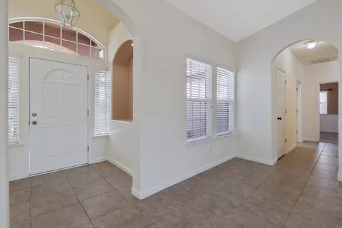 Entry Way - 1678 Hawthorn St, Lemoore, CA 93245 photo 4 of 8