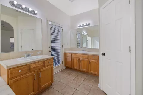 Entry Way - 1678 Hawthorn St, Lemoore, CA 93245 photo 8 of 8