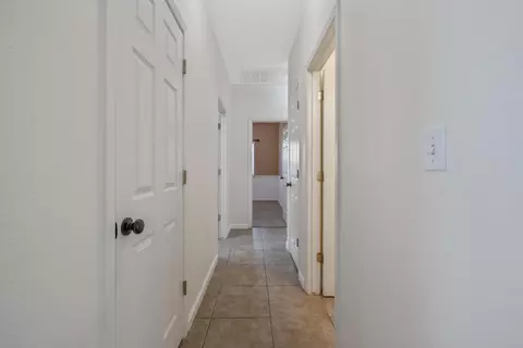 Entry Way - 1678 Hawthorn St, Lemoore, CA 93245 photo 5 of 8