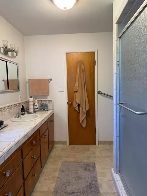 Bath - 213 Hilton St, Madera, CA 93637 photo 3 of 5