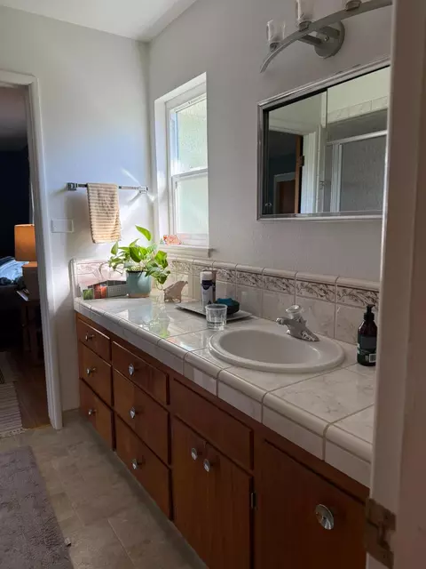 Bath - 213 Hilton St, Madera, CA 93637 photo 4 of 5