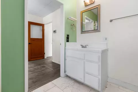 Bath - 511 N St, Sanger, CA 93657 photo 4 of 5