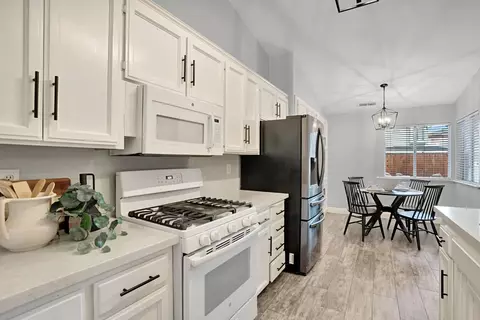 Kitchen - 2110 Goshen Ave, Clovis, CA 93611 photo 4 of 9