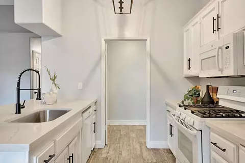 Kitchen - 2110 Goshen Ave, Clovis, CA 93611 photo 7 of 9