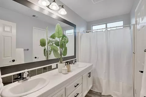 Bath - 2110 Goshen Ave, Clovis, CA 93611 photo 1 of 2