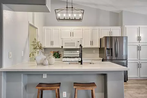 Kitchen - 2110 Goshen Ave, Clovis, CA 93611 photo 6 of 9