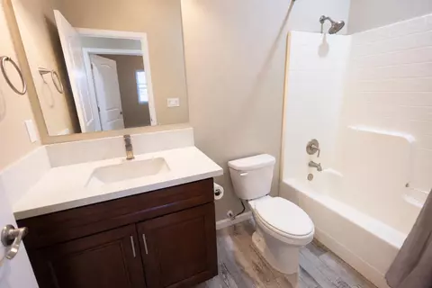 Bath - 1707 Sylvia St, Selma, CA 93662 photo 1 of 2