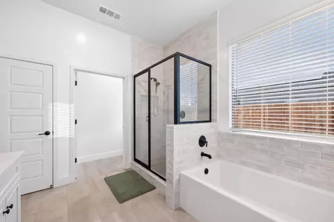 Bath - 1609 Atlantica Dr S, Madera, CA 93636 photo 4 of 4