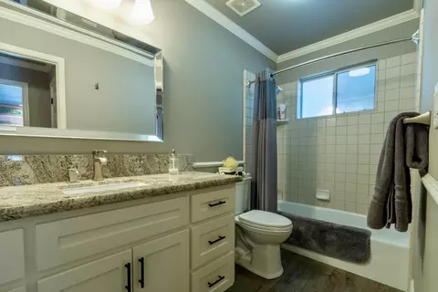 Bath - 3589 N Markay Ave, Sanger, CA 93657 photo 4 of 4