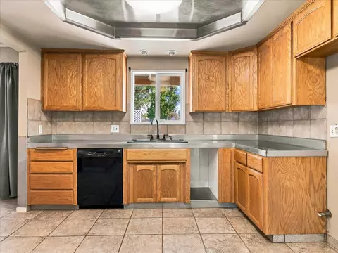 Kitchen - 18769 Farallon Rd, Madera, CA 93638 photo 2 of 5
