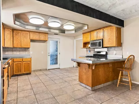 Kitchen - 18769 Farallon Rd, Madera, CA 93638 photo 4 of 5