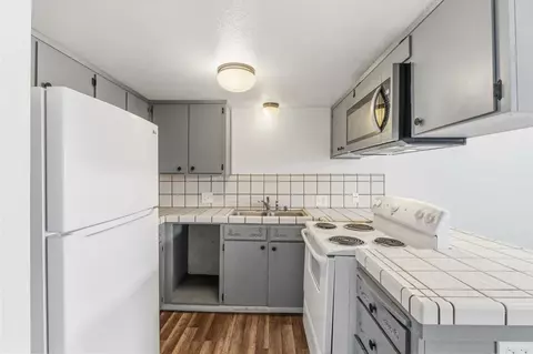 Kitchen - 50 N 19th Ave #A-F, Lemoore, CA 93245 photo 4 of 4