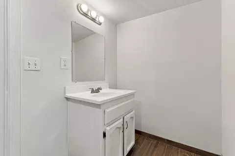 Bath - 915 Sonora St, Madera, CA 93638 photo 2 of 3