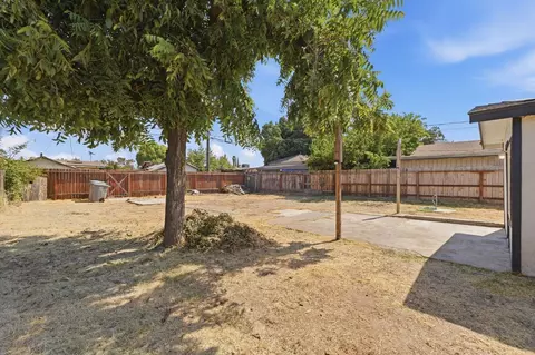 Exterior - 915 Sonora St, Madera, CA 93638 photo 5 of 9