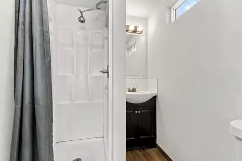 Bath - 915 Sonora St, Madera, CA 93638 photo 3 of 3
