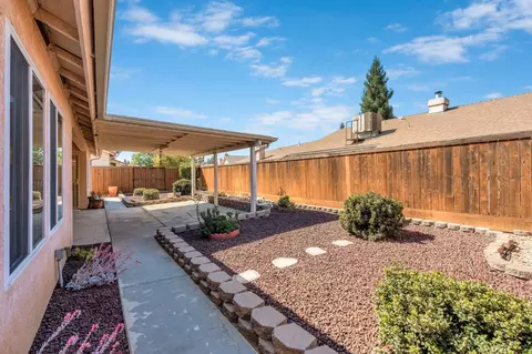 Exterior - 1030 Imperial Dr, Madera, CA 93637 photo 6 of 10
