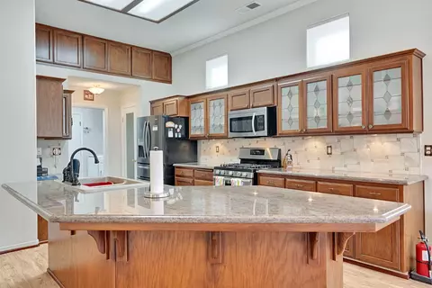 Kitchen - 1030 Imperial Dr, Madera, CA 93637 photo 6 of 7