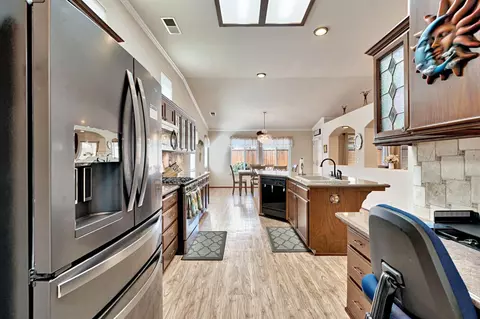 Kitchen - 1030 Imperial Dr, Madera, CA 93637 photo 2 of 7