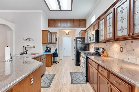 Kitchen - 1030 Imperial Dr, Madera, CA 93637 photo 5 of 7