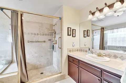 Bath - 1030 Imperial Dr, Madera, CA 93637 photo 1 of 3