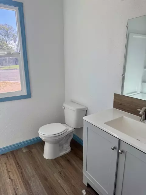 Bath - 128 Park St, Madera, CA 93637 photo 1 of 3