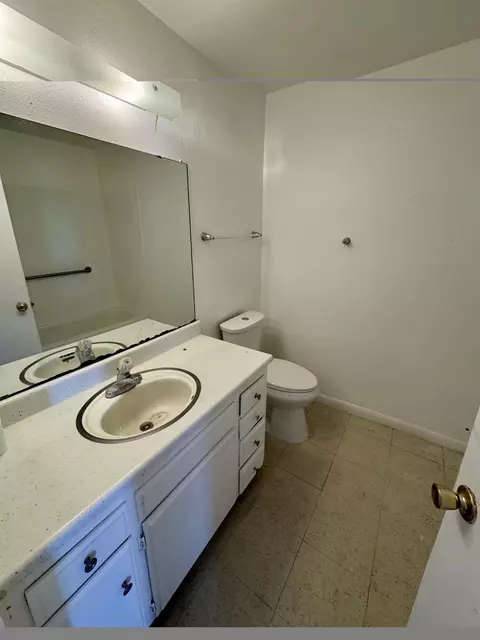 Bath - 128 Park St, Madera, CA 93637 photo 3 of 3