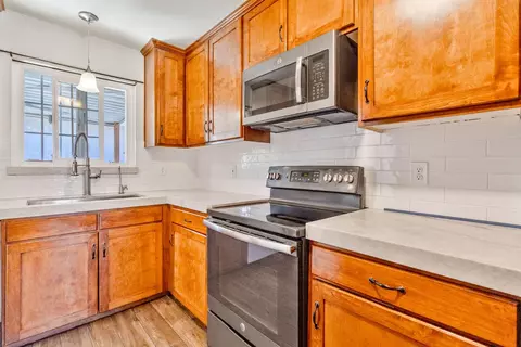 Kitchen - 4555 E Fedora Ave, Fresno, CA 93726 photo 2 of 3