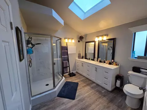 Bath - 2103 E Fallbrook Ave, Fresno, CA 93720 photo 2 of 3