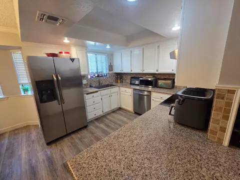 Kitchen - 2103 E Fallbrook Ave, Fresno, CA 93720 photo 3 of 4