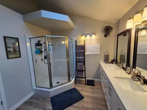 Bath - 2103 E Fallbrook Ave, Fresno, CA 93720 photo 3 of 3