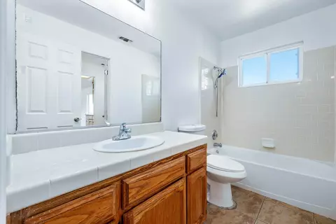 Bath - 34717 Avenue 13, Madera, CA 93636 photo 3 of 11