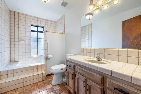 Bath - 34717 Avenue 13, Madera, CA 93636 photo 7 of 11